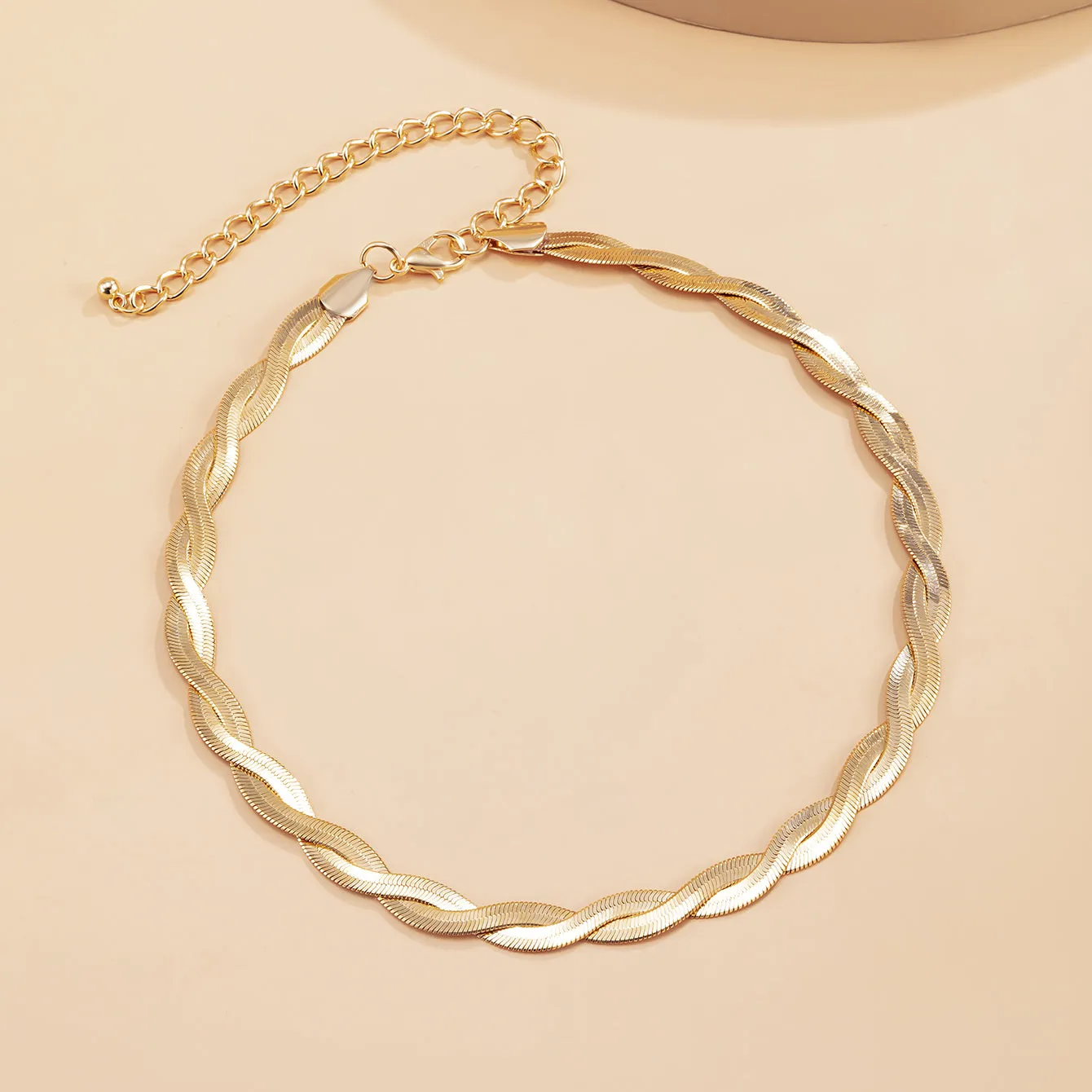 Elegant and Stylish: 1 Piece Braided Chain Necklace - Perfect for Any Occasion!